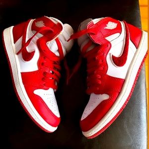 - Air Jordan Retro 1